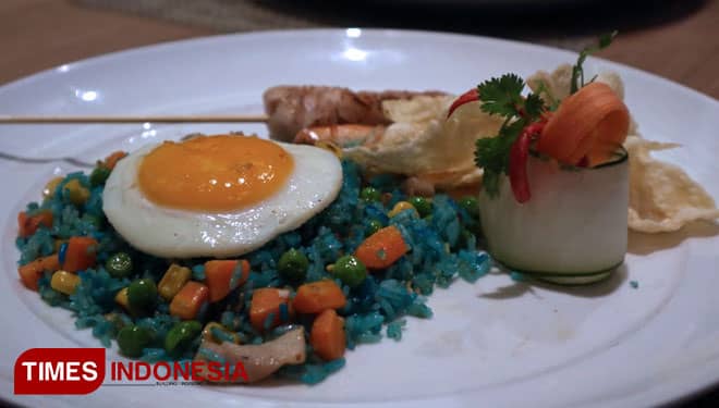 Mencicipi Gurihnya Nasi Biru ala Santika Pandegiling