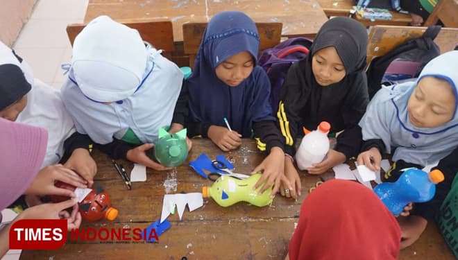 Celengan Botol Bekas, Solusi Hidup Hemat ala KKN 76 UMM