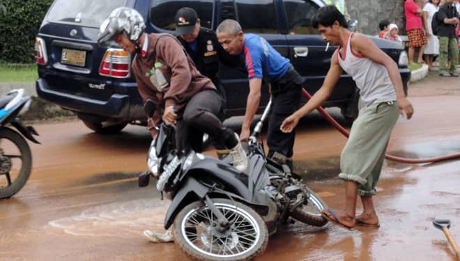 Limbah Tetes Tumpah di Jalur Pantura, Sejumlah Pengendara Motor Tergelincir