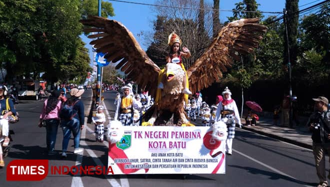 Putri Menunggangi 'Garuda' di Karnaval TK