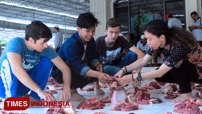 Tiga Bule Asal Italia, Jerman dan Jepang Bagikan Daging Kurban di Unitomo