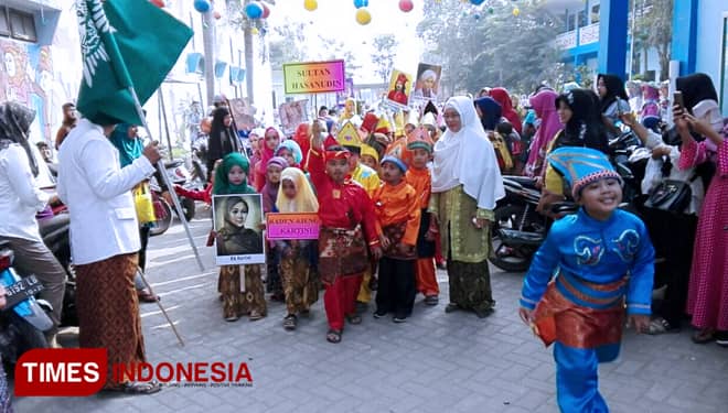 Teladani Pahlawan, SD di Gresik Karnaval Berkostum Karakter Pahlawan