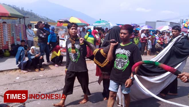 Melihat Tradisi Ngarak Bantengan Suro di Songgoriti, Kota Batu