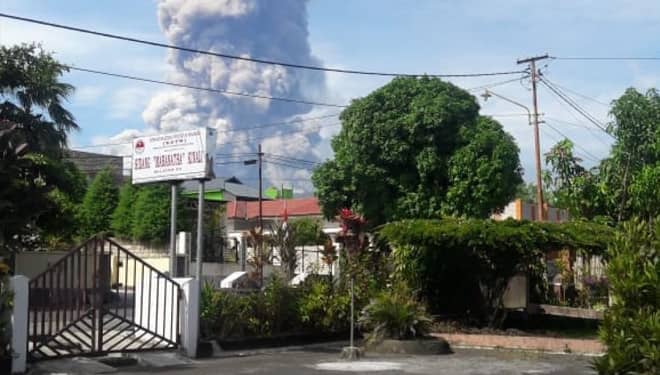Semburkan Abu Vulkanik Setinggi 4 Km, Gunung Soputan Berstatus Siaga