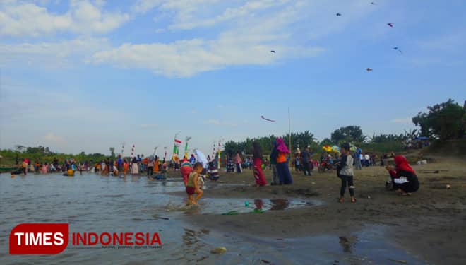 Fenomena Pasir Sungai Jadi Wisata Dadakan di Gresik