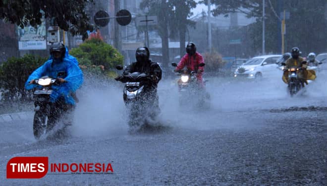 5 Tips Berkendara Aman Saat Hujan