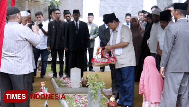 Prabowo Ziarah ke Makam KH Muhammad Ma'shum di Ponpes Al-Ishlah Bondowoso