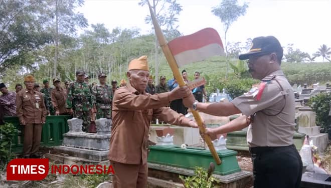Bersama Polsek Tirtoyudo, Koramil 0818/30 Gelar Upacara Pancang Bambu Runcing