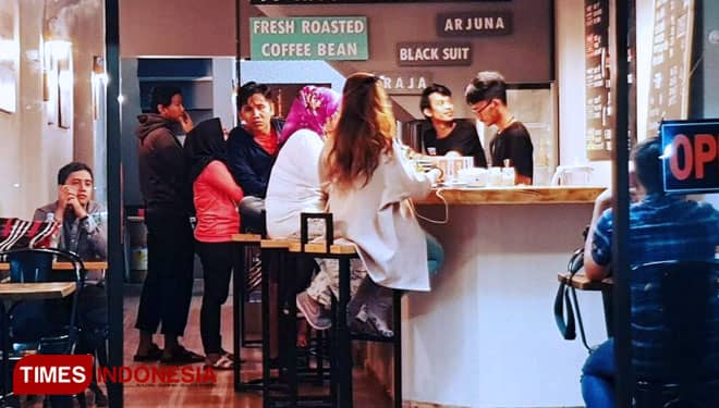 Cafe Janus Berkonsep Library Kota Wisata Batu Punya