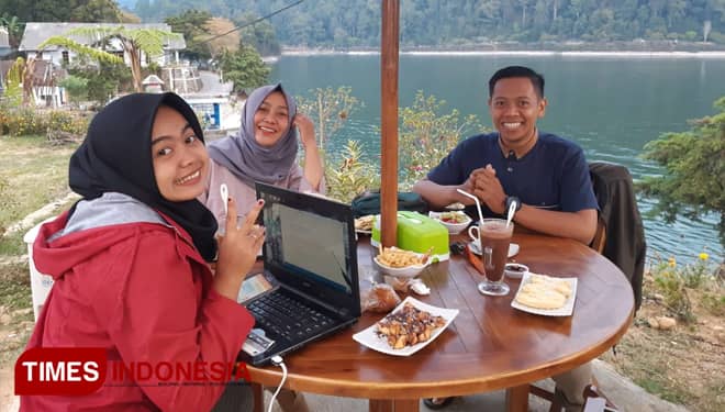 Waroeng Castle Waterdam Tempat Nongkrong Baru di Telaga Sarangan