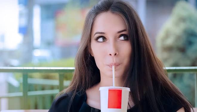 Alasan Minuman Soda dalam Botol Kaca Lebih Nikmat Daripada Botol Plastik