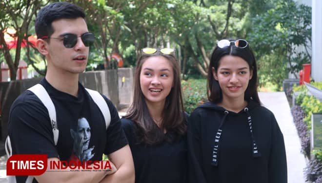 Cast Film DreadOut Rasakan Serunya Road Show Darat