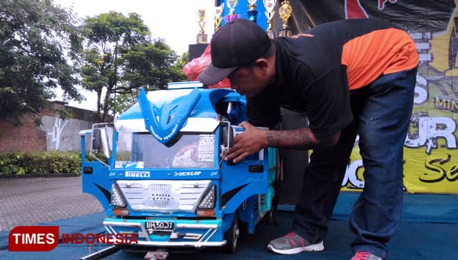 Penonton Kerasan Nonton Kontes Miniatur Truk