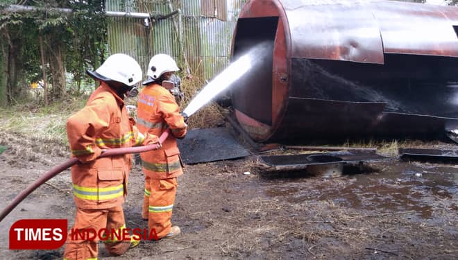 Tangki Bekas Penyimpan Residu Eks Pabrik PT Wastra Indah Terbakar Hebat