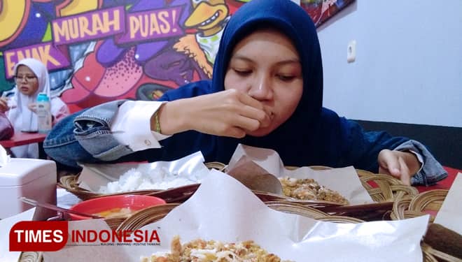 Mencicipi Pedasnya Ayam Geprek Sambal Roa di Warung Mr Suprek, Rasanya Hmmm!