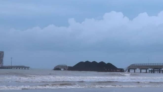 Diterjang Gelombang Tinggi, Jembatan Penghubung Pelabuhan PT Holcim Putus