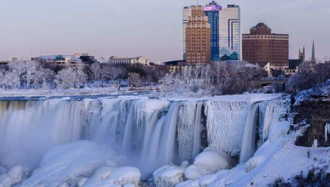 Air Terjun Niagara di Amerika Serikat Membeku Karena Cuaca Ekstrem
