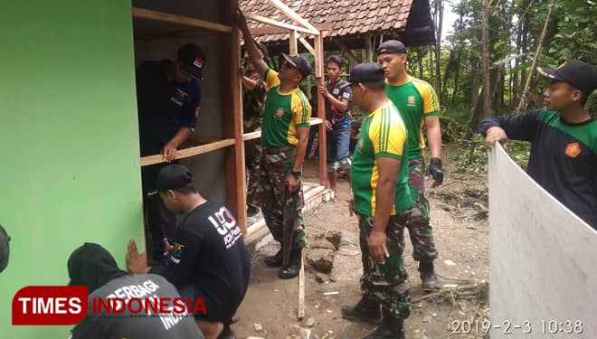 Yon Armed 12 Ngawi Bedah Rumah Bersama ICN Peduli
