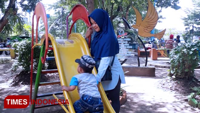 Taman Bantaran Kota Madiun, Spot Sejuk dan Nyaman Meski di Tengah Kota