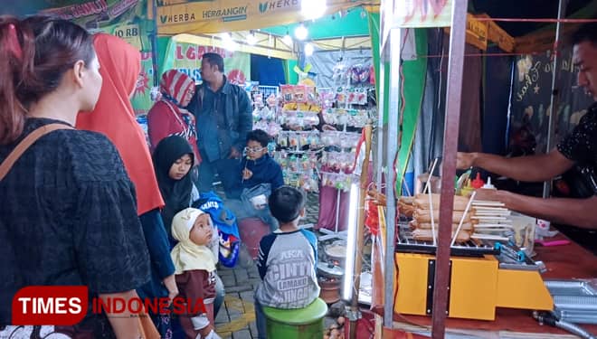 Warga Kota Batu Habiskan Malam Minggu di Pasar Rakyat Muslimat NU