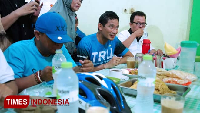 Sandi Sarapan 'Bubur Champion' dan Minum Teh Telor di Magek Badeceh Duri Riau