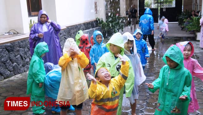Kenalkan Cuaca, KB-TK See Me Grow Gelar The Artificial Rain In My School