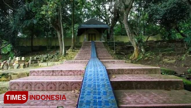 Makam Cikal Bakal Desa Pulung Merdiko Banyak Dikunjungi Peziarah