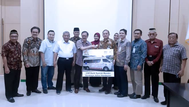 Bantuan CSR, Bank Syariah Mandiri Surabaya Serahkan Ambulans untuk RSI Surabaya
