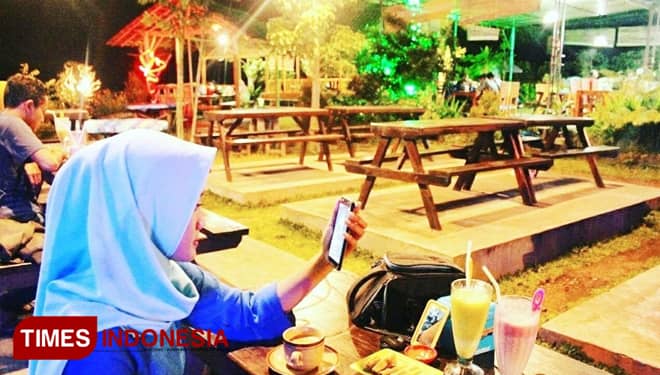 Red Pepper Genteng, Keindahan Senja di Cafe Pinggiran Kali Setail