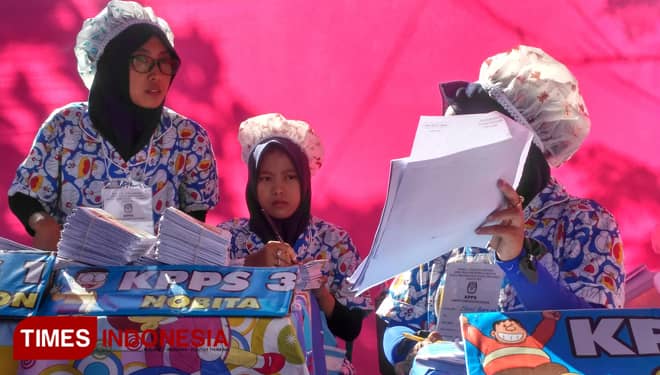 Unik, TPS di Bondowoso Ini Pakai Tema Doraemon dan Petugasnya Pakai Piama