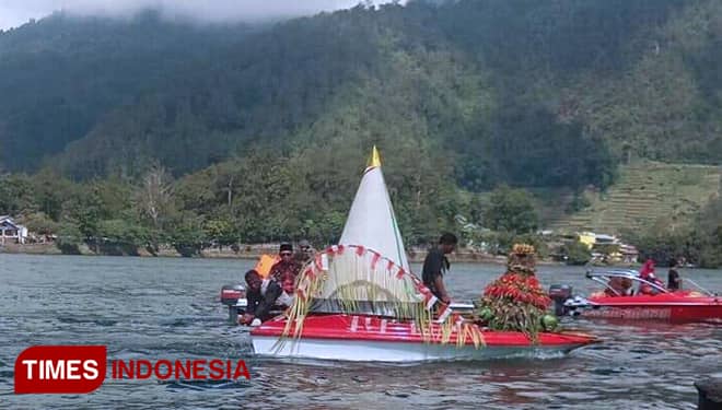Larung Tumpeng di Telaga Sarangan Magetan, Sedot Ribuan Wisatawan