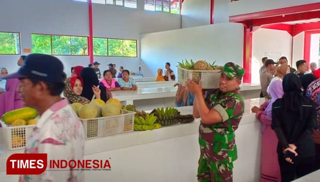 Babinsa jajaran Kodim 0824 Jember Bantu Pedagang Pasar Kreongan Pindahkan Barang Dagangan