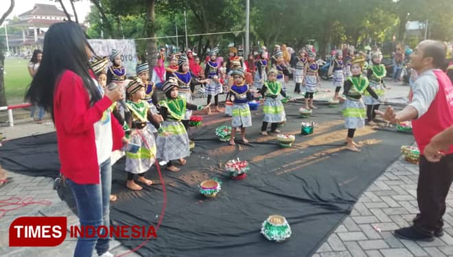 Ngabuburit, Latihan Menari Dijalan dan Bagi Takjil ala Sanggar Tari Soeryo Budoyo