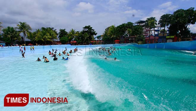 The Artificial Tsunami Wave at Hawai Waterpark Malang Given 5 Stars by iGuides