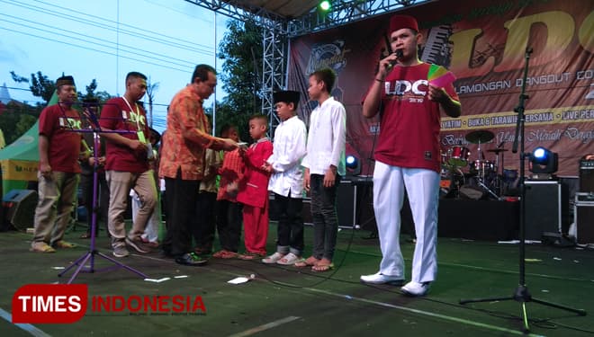 Lamongan Dangdut Community Entertained the Orphans at Ramadhan Market