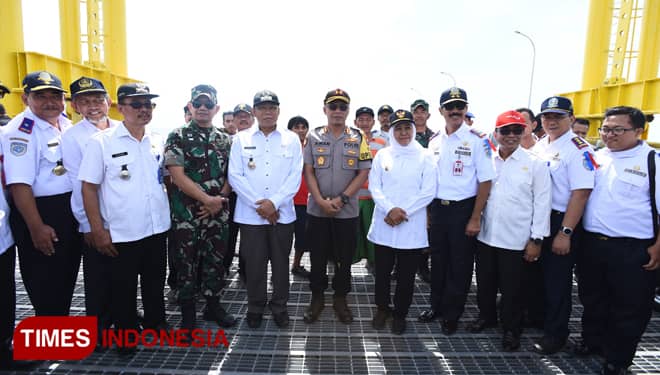 Tinjau Arus Mudik di Pelabuhan Jangkar Situbondo, Khofifah Bagi Bingkisan untuk Pemudik