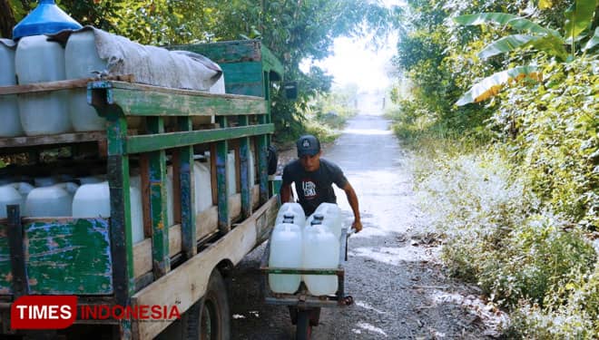 Gunakan Mobil Grandong, Pria di Banyuwangi Ini Jualan Air Bersih Keliling Desa