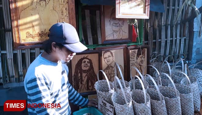 Unik! Lukisan Bakar Karya Warga Banyuwangi Tembus Pasar Luar Negeri