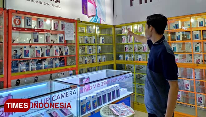 TKP Insiden Neon Box di Toko Bismar Ponsel Genteng Belum Dipasang Police Line