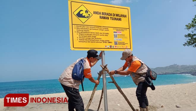 Ekspedisi Destana BNPB Pasang Papan Peringatan Tsunami di Pantai Tambakrejo Blitar