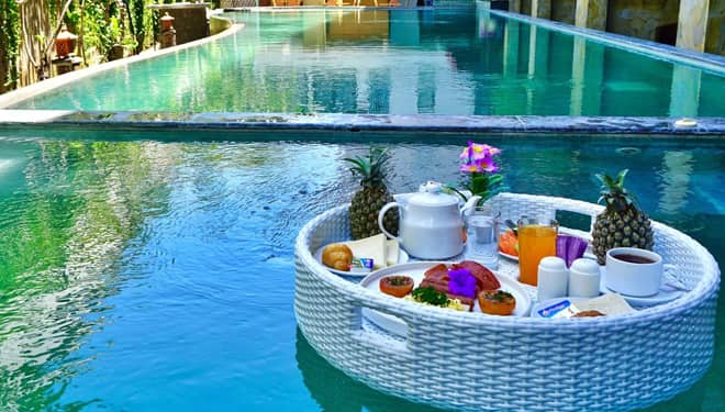 Ingin Sarapan Seru di Bali? Yuk Coba Floating Breakfast Quest Hotel Kuta
