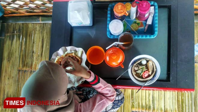 Bermejakan TV, di Warung Ini Anda Bisa Makan Pelakor Sepuasnya