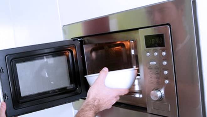 Menghangatkan Makanan dengan Microwave Memicu Kanker?