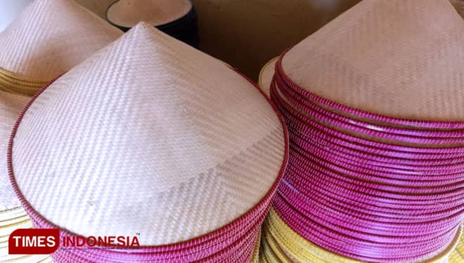 Jelang HUT ke-74 RI, Topi Capil di Magetan Laris Manis