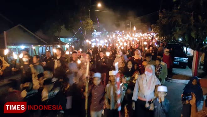 Warga di Bondowoso Sambut HUT RI dengan Kirab Obor dan Hadrah