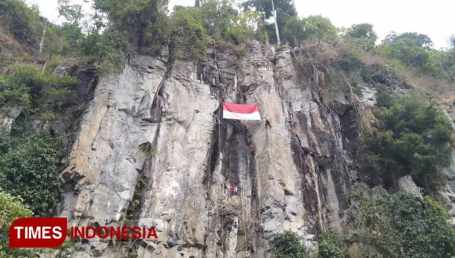 Merah Putih Raksasa Berkibar di Tebing 74 Meter di Lereng Argopuro