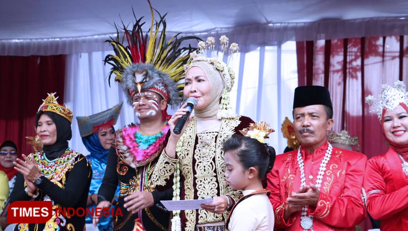 Karnaval, Kapolres Batu Pilih Baju Adat Papua