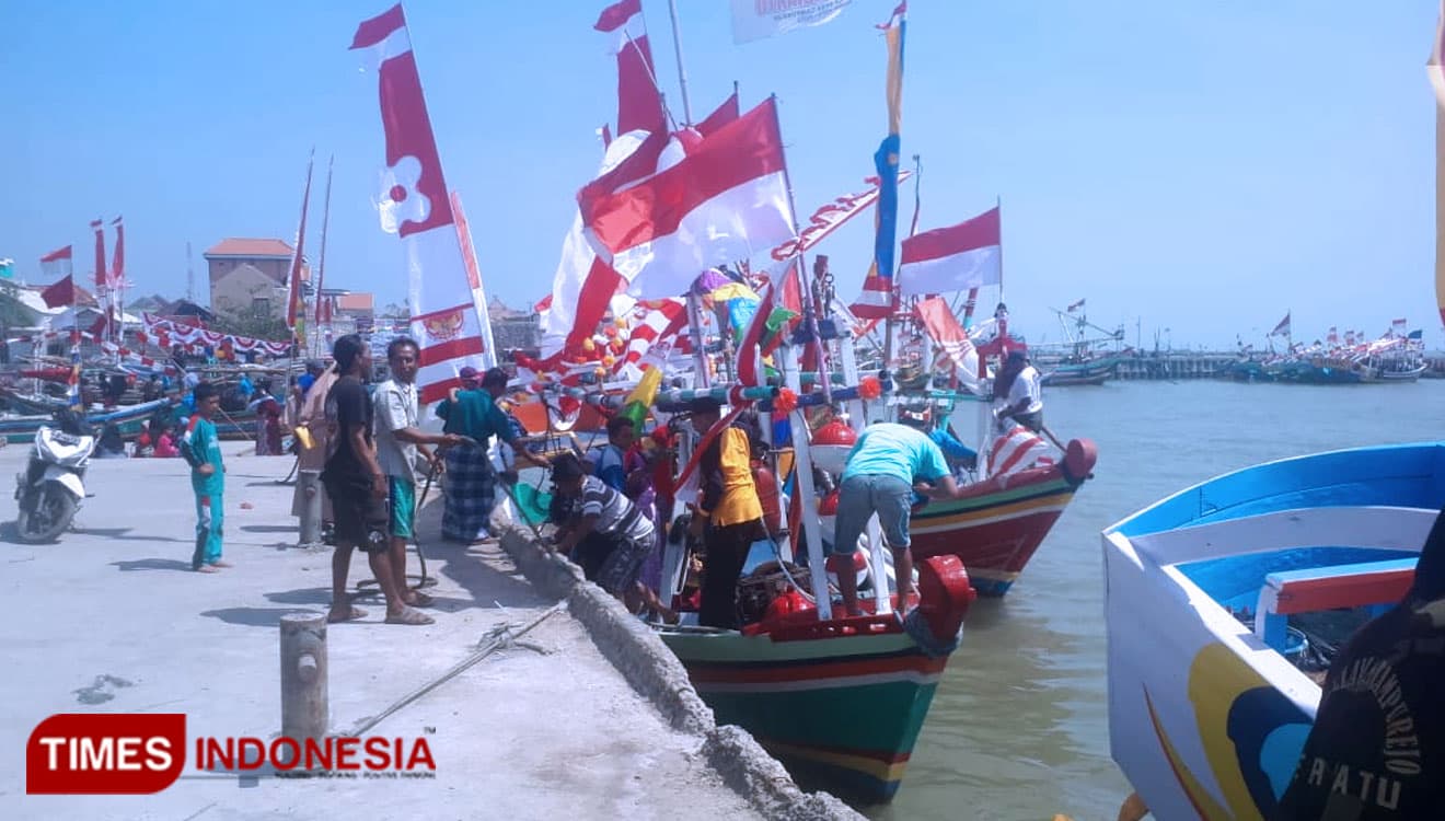 Ratusan Perahu Nelayan Merah Putihkan Pesisir Utara Gresik