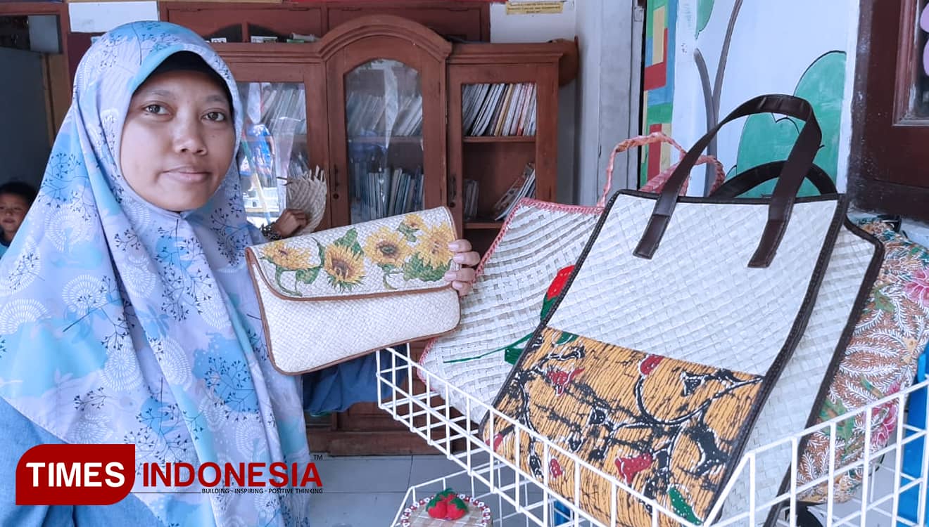 Menunggu Anaknya Sekolah, Ibu-ibu di Lamongan Buat Kerajinan dari Daun Pandan
