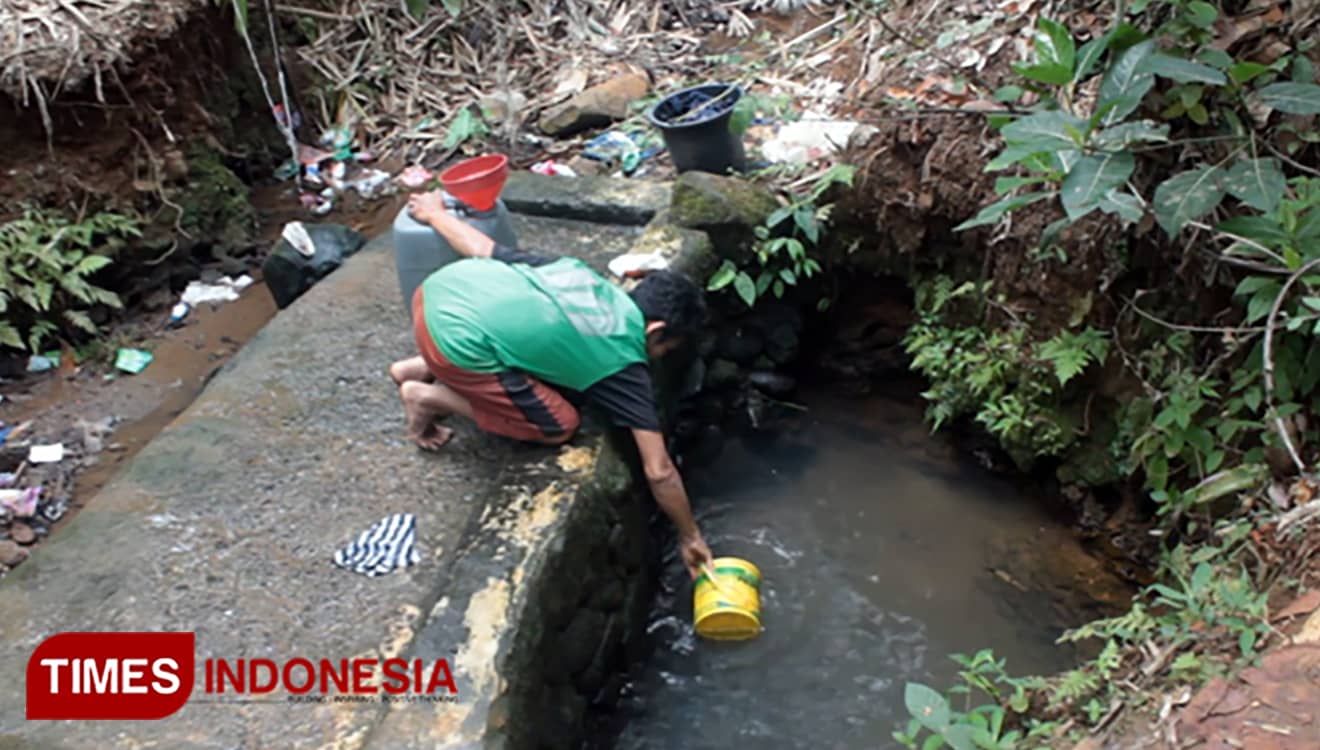 Sumur Kering, Warga Purbalingga Ambil Air Bersih di Belik